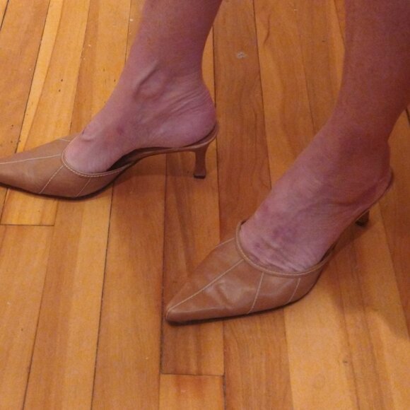 Nine west tan mules white stitching - Picture 3 of 6